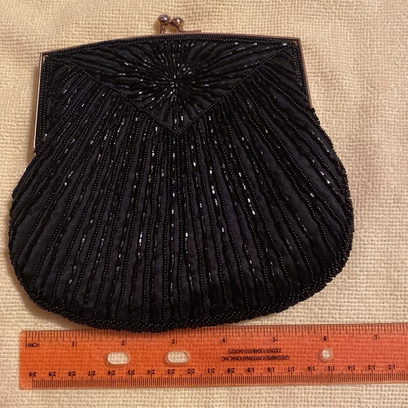 Shell Shaped Beaded Clutch - Picture 8 of 9